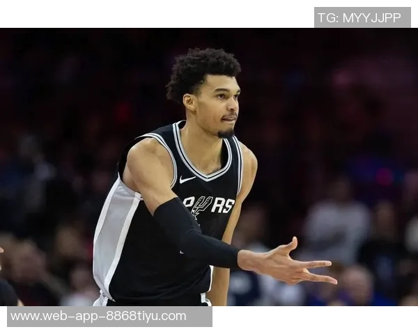 文班在移动中接球威胁显著马刺应加强战术调整以提升进攻效率 文班在移动中接球威胁显著马刺应加强战术调整以提升进攻效率