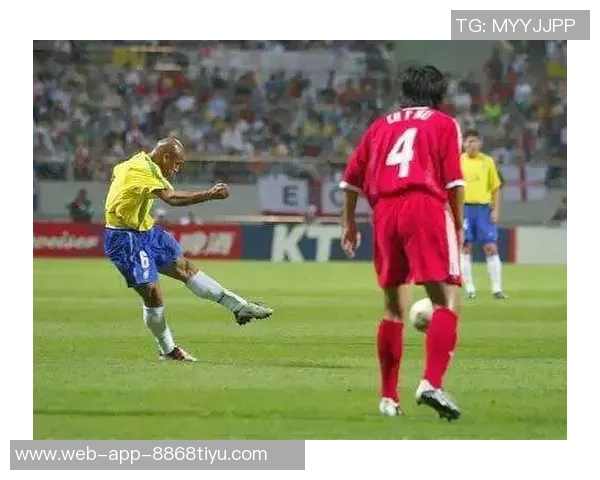 马赛后卫阿格德机场遭球迷袭击险遭扇脸事件引发关注